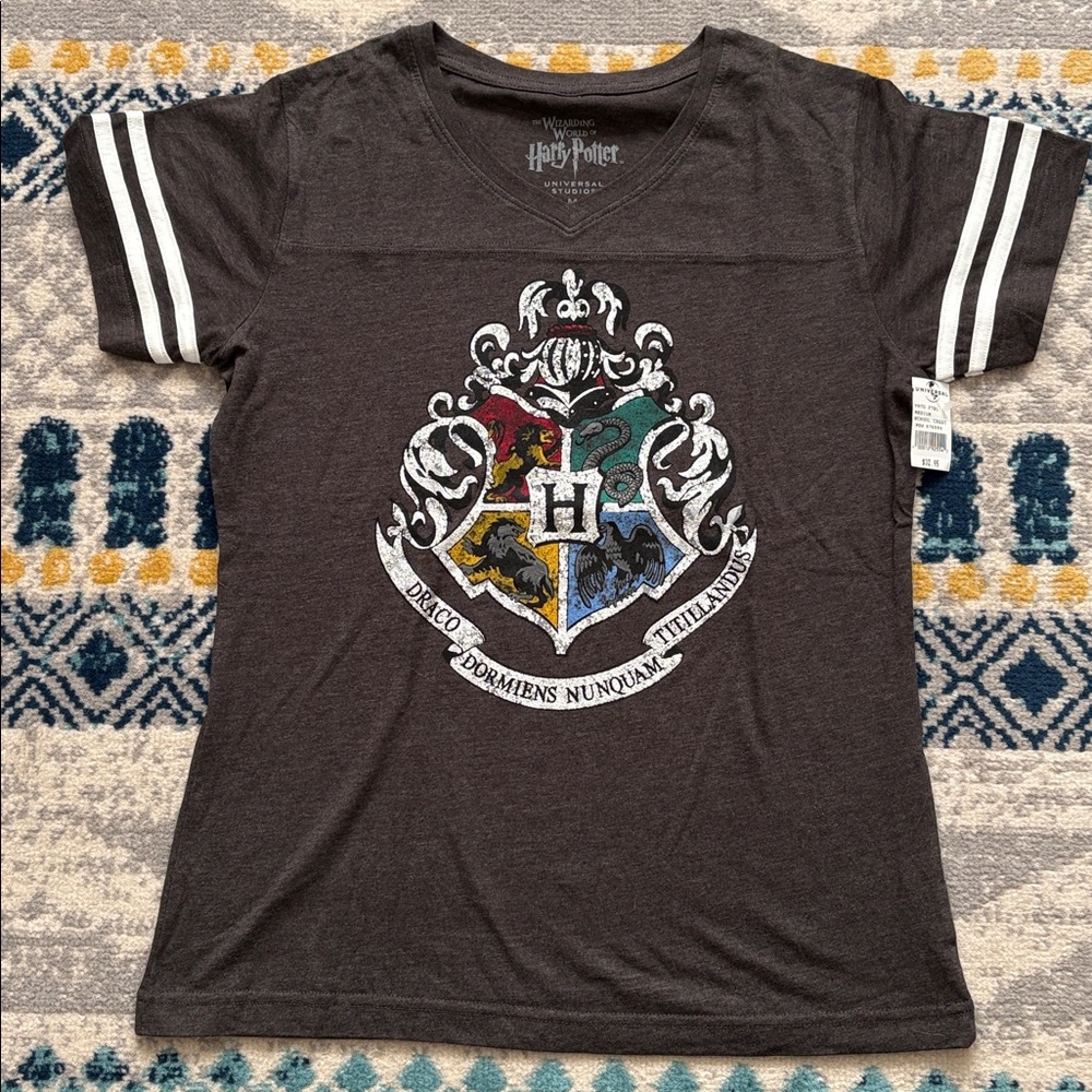 Universal Studios The Wizarding World of Harry Potter Hogwarts T Shirt - Medium